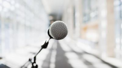 Să vorbești în public e mai ușor decât pare: hai la un curs de Public Speaking