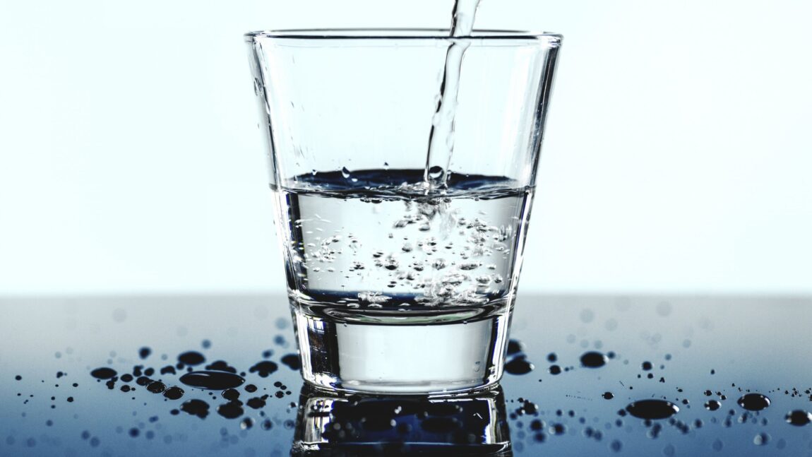 Pahar cu apă sau pahar de apă?