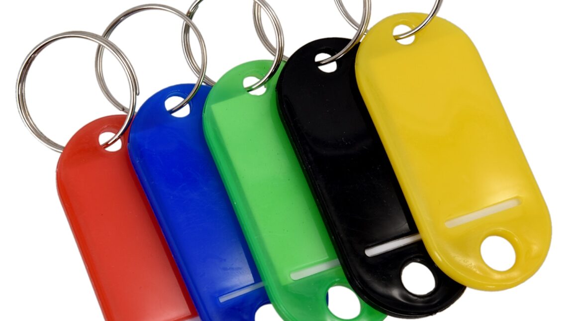 Cum este corect: brelog sau breloc?