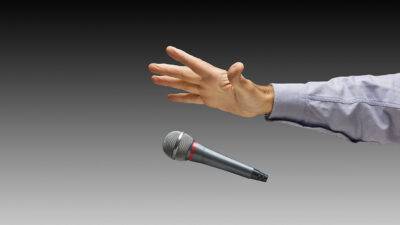 De ce este importantă deplasarea pe scenă într-un discurs?