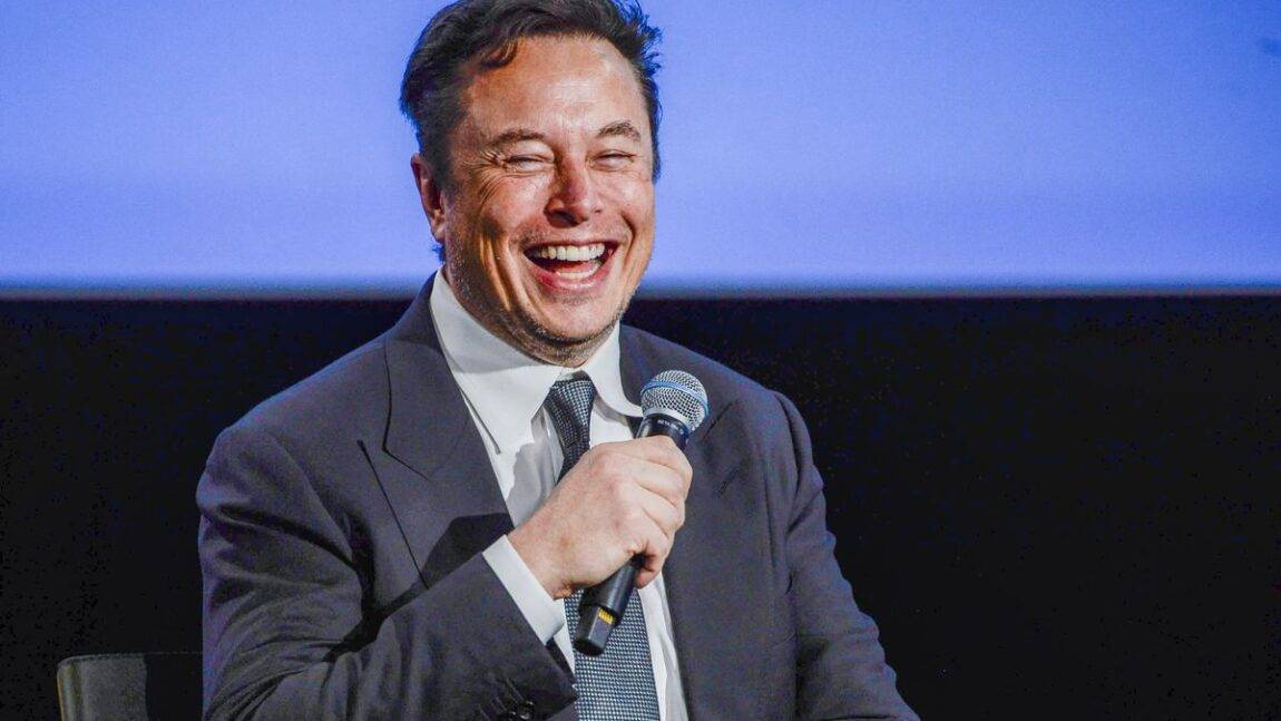 De ce se bâlbâie Elon Musk în timpul prezentărilor?