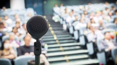 4 preconcepții despre public speaking