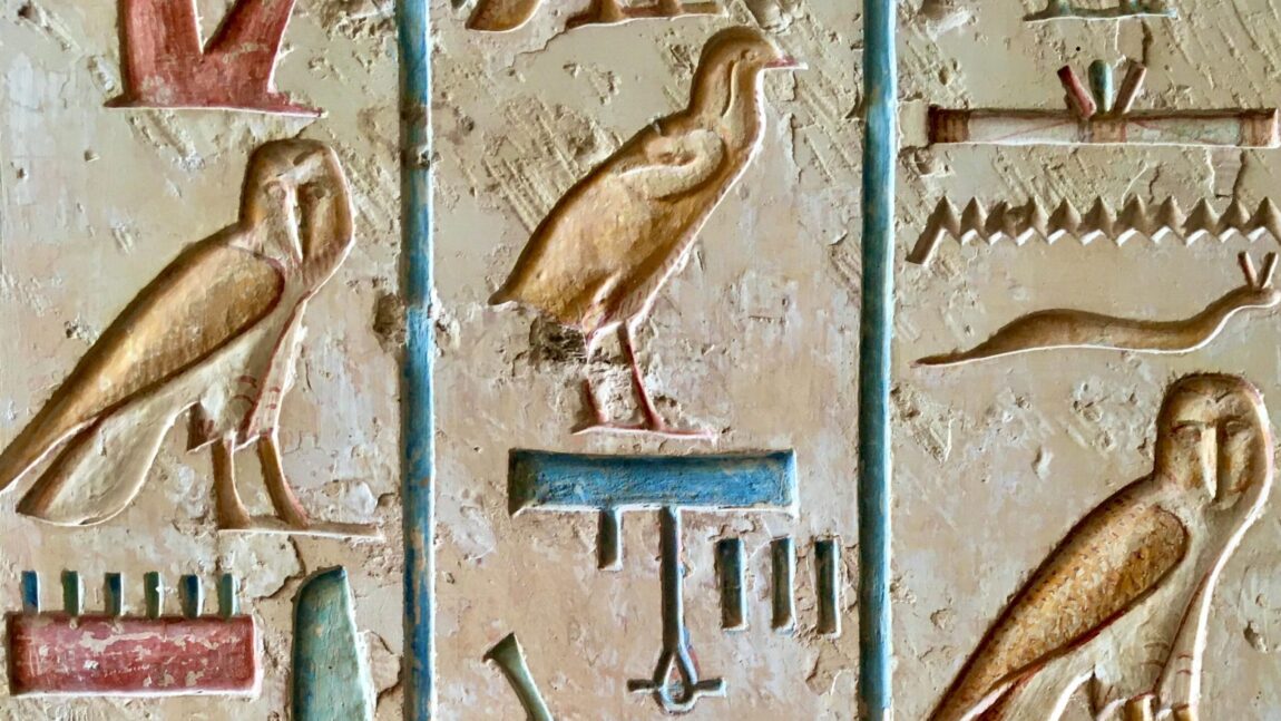 Cum e corect: „hieroglife” sau „heroglife”?