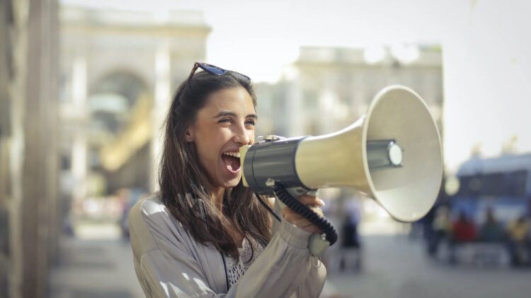 Cum să folosești tonul vocii pentru a avea impact asupra ascultătorilor