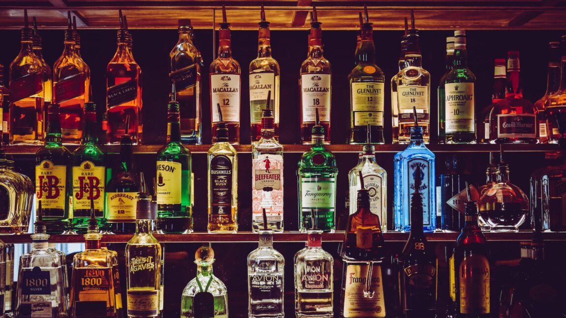 Cum se scrie corect numele celei mai cunoscute băuturi alcoolice: VODCĂ sau VOTCĂ?