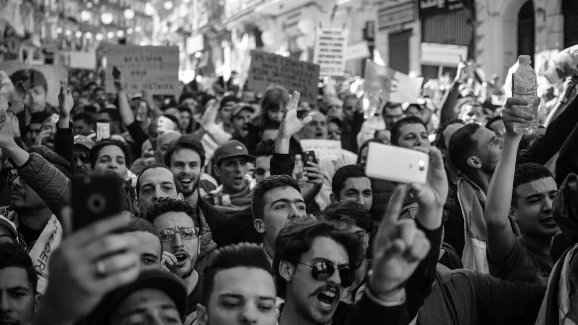 „A protesta împotriva guvernului” – De ce e greșit? Iată explicația