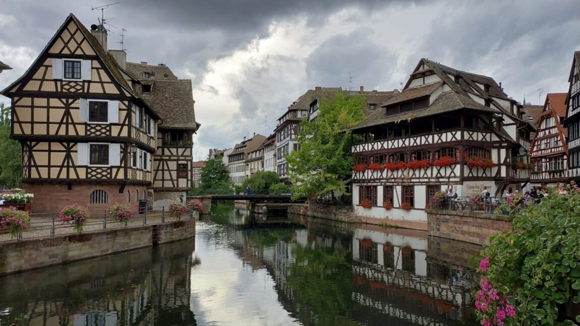 De unde provine denumirea regiunii Alsacia, destinație foarte populară în Franța?