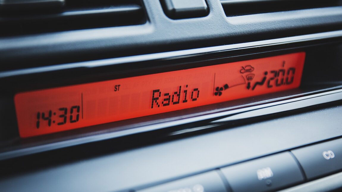 Un DJ de radio poate pune ce muzică vrea?