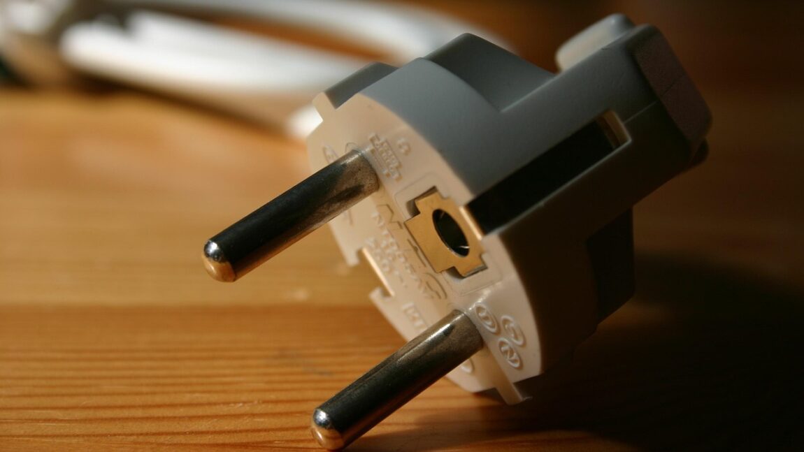 Sigur nu știai asta: nu se scrie „ștecher”!