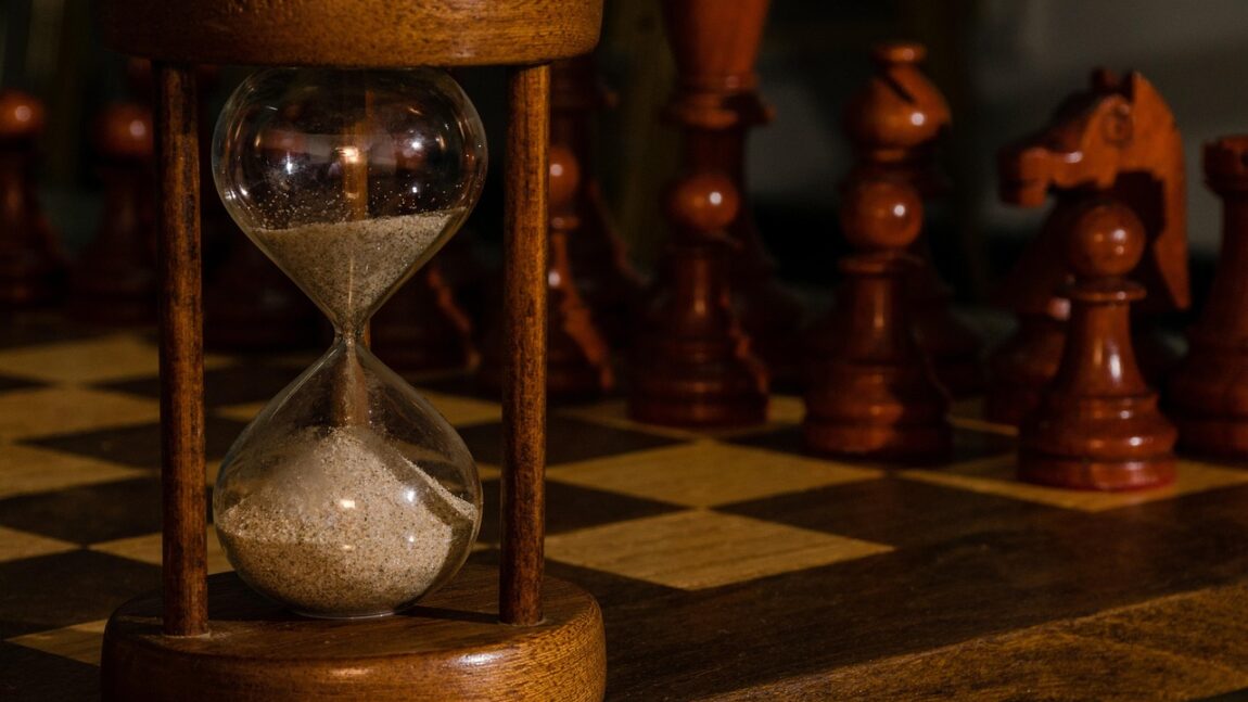 Timpi, timpuri? Iată pluralul substantivului „timp”