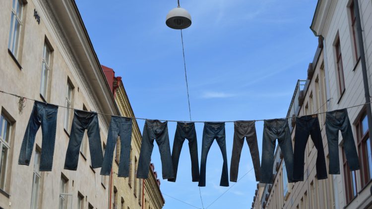 Are substantivul „pantaloni” formă de singular?