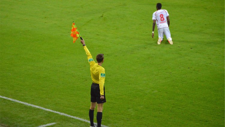 Explicația zilei: Când scriem „arbitri” și când scriem „arbitrii”