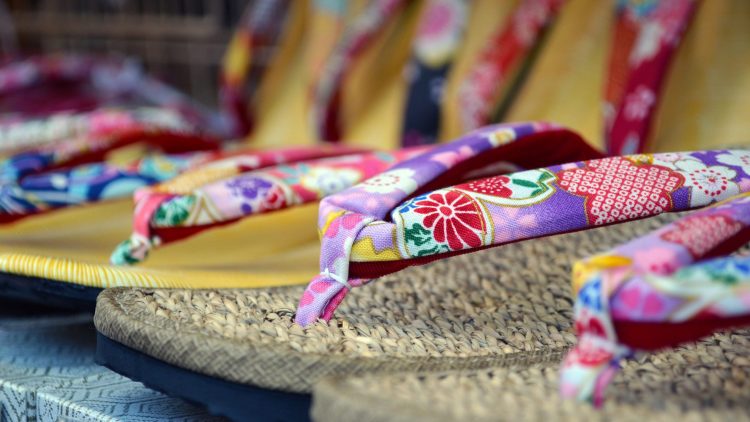 Cum e corect: sanda sau sandală?