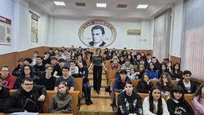 55 de elevi au învățat gratuit cum să susțină un discurs